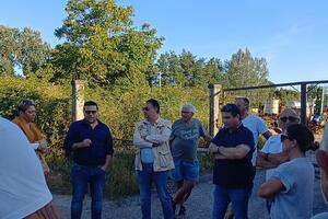 Telecamere di sorveglianza e rimozione dei rifiuti in via Volpina: Fratelli d&#039;Italia esulta per il successo dopo un anno di battaglie