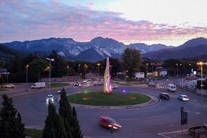 A Carrara si illumina di viola la scultura di Nardo Dunchi per la Giornata mondiale della Sclerosi sistemica