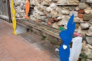 Rubati due sculture di coniglietti donati alla comunità di Grazzano dallo scultore Giacomo: l'amarezza dei residenti