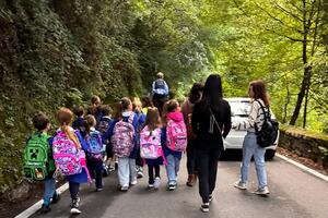 Staffetta di scuolabus a Castelpoggio per bypassare la frana e portare i bambini a scuola