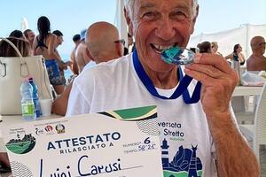 Bracciate da record: Luigi Carusi doma le correnti dello Stretto di Messina  in meno di un'ora