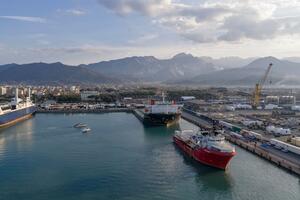 Torna la Ocean Viking nel porto di Marina di Carrara con 23 migranti: dal 2023, 24 attracchi e 2516 migranti accolti