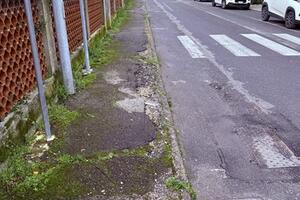 Marciapiedi rotto in Via Tiro a volo: diciotto anni di richieste di intervento da parte di un residente