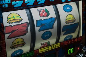 La storia delle slot machine dalla meccanica tradizionale ai casinò online