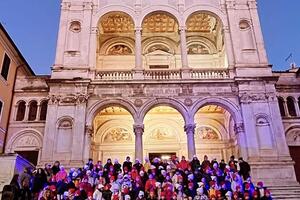 117 voci per la città. Quando la scuola educa con il cuore: il concerto della scuola primaria di Castagnola di sotto a Massa