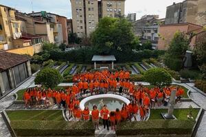 La cultura cambia ritmo con l'energia dei giovani: ripartono magliette azzurre e arancioni