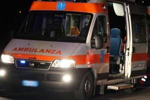 Lo aggrediscono in gruppo in piazza Felice Palma a Massa: muore un uomo di 47 anni davanti agli occhi del figlio undicenne