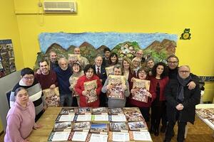 La Lunigiana dentro dodici scatti. Sorrisi, gioia e soddi-sfazione alla presentazione del calendario 2026 realizzato dai ragazzi del Centro di socializzazione di Quercia