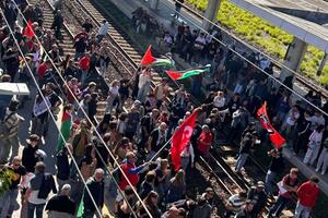 Manifestanti propal multati per aver occupato i binari della ferrovia a Massa: lo sdegno e la solidarieta del Pd Massa Carrara e di Accademia Apuana della Pace