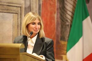 Pestaggi da Arancia Meccanica a Carrara: gli elettori cambino rotta, l&#039;invito della senatrice Campione