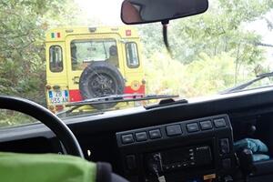 Cade e si frattura una caviglia mentre è in cerca di funghi: continuano gli incidenti in montagna tra i fungaioli