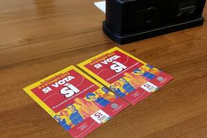 Pubblicità elettorale nelle sale del comune: trovati volantini per votare Sì al referendum