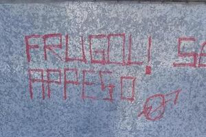 "Frugoli appeso": sui muri di Massa è apparsa una chiara minaccia contro il consigliere della Lega firmata con la falce e il martello dell'Unione Sovietica