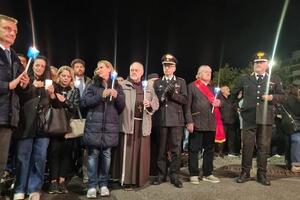 Massa, diecimila in piazza per Giacomo: la città si stringe nel dolore