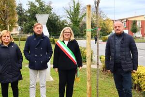 Piantati da Comune e Consorzio di Bonifica 35 alberi a Marina di Carrara