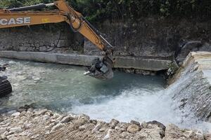 Intervento strategico sul Carrione: demolita la briglia e ridisegnata la sagoma dell'alveo