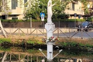 Madonnina del Brugiano a Marina di Massa: nuovi fiori donati dall&#039;associazione Antica Massa Cybea
