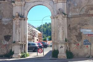 Sfregiate le statue di Pasquino e Pasquina all&#039;arco del Pomario di Massa: la segnalazione di Italia Nostra Massa Montignoso