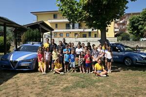 La Polizia di Stato incontra i bambini dei campus estivi: un percorso comune nel segno della legalità