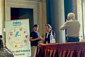 Il giovane atleta della Stracarrara Flavio Tartaglia premiato alla Festa dell’Atletica Toscana