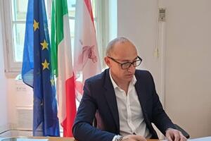 Intervenire subito per rimuovere il mezzo abbandonato in località Grottini nel Candia. Basta rimpalli tra Massa e Carrara": la richiesta di Guidi e Tenerani di FdI