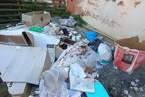 Extracomunitari occupano abusivamente case popolari chiuse perchè inagibili ad Aulla: l'esasperazione dei residenti della zona