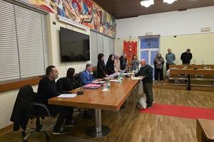 Omaggio al dottor Aldo Vivaldi, storico pediatra di Aulla: il consiglio comunale gli consegna una targa alla vigilia del pensionamento