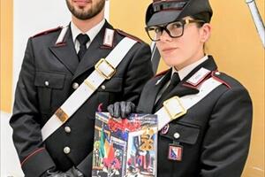 Presentato il Calendario Storico dei Carabinieri 2026, realizzato con il contributo dell’artista Luigi “Renè” Valeno, e degli scrittori Maurizio de Giovanni, Aldo Cazzullo e Massimo Lugli, insieme agli altri prodotti editoriali dell’Arma