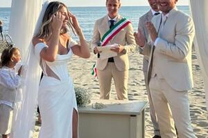 L'ex capitano della Carrarese Simone Della Latta si è sposato con Carolina Collina, figlia del noto arbitro di calcio, sulla spiaggia di Viareggio