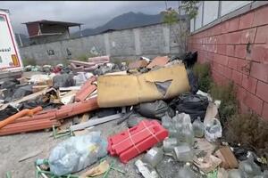 Scaricano materiali ingombranti nel piazzale accanto allo stadio di Massa: la segnalazione dei residenti e di Benedetti