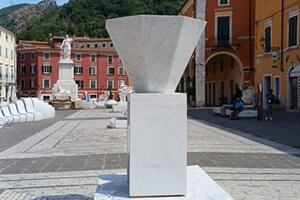 Una nuova installazione entra a far parte della mostra diffusa: si tratta di Soli, opera firmata dalla designer milanese Serena Confalonieri