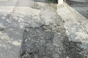 Buche, toppe e dislivelli in via Fiume  a Massa in stato di abbandono: il comitato Tra la gente raccoglie le proteste dei residenti e chiede intervento urgente