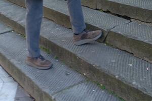 Gradini sconnessi nella scalinata del teatro Guglielmi a Massa: la segnalzione di Italia Nostra Massa Montignoso