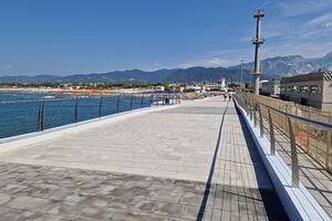 Una cosa nuova! Le giostrine a Marina di Carrara: la dura e ironica critica del Comitato Avenza Si R-Esiste al primo atto del neoassessore al turismo e commercio Nardi