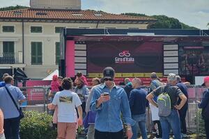 Rullano le catene delle biciclette: il Giro d'Italia accende Marina di Massa