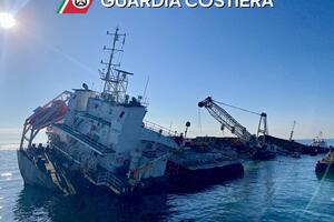 Partono il 15 dicembre le opùerazioni di rimozione della nave Gung Rong, incagliata quasi un anno fa sul molo di Marina di Massa