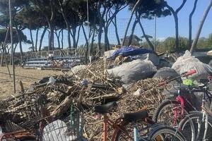 Spiagge di Marina di Massa ancora piene di rifiuti: intervento urgente richiesto da Fratelli d&#039;Italia Massa