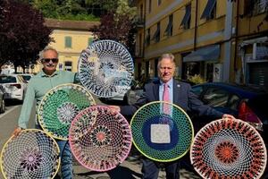 200 mandala all&#039;uncinetto nel cielo di Aulla: parte l&#039;iniziativa dei commercianti il cui ricavato andrà al Volto della Speranza