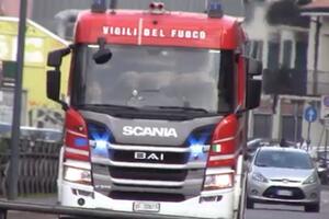 Fiamme nella notte in un negozio di barbiere ad Avenza