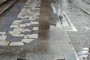 Gradini rotti nel piazzale delle Poste: la segnalazione di Italia Nostra Massa Montignoso