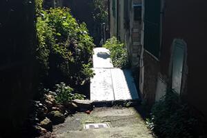 "Bene la pulizia dell'esterno case popolari di Altagnanaa, ora bisogna rimuovere la frana": l'appello del consigliere Ortori di Massa