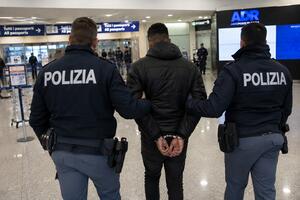 Extracomunitario picchia, violenta e ricatta la compagna a Carrara poi fugge: arrestato dalla polizia a Fiumicino mentre tentava di tornare nel suo paese