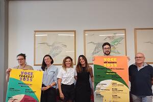 &#039;Voce all&#039;Autore 2025. Omaggio ad Andrea Camilleri&#039; : gli appuntamenti della rassegna letteraria estiva sotto le stelle