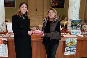 Diritti Umani e violenza sulle donne: donata mini panchina rossa simbolica all'Info Point di Villa Cuturi a Marina di Massa