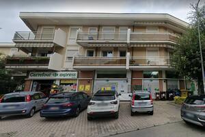 Accoltellato in strada a Marina di Massa: paura per i clienti di un supermercato