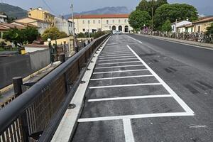 Avenza: completato in via Turati il rifacimento della barriera stradale