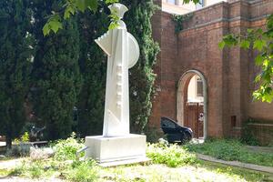 Erba alta e immondizia intorno alla statua nel giardino delle Poste a Massa: Italia Nostra Massa Montignoso chiede intervento