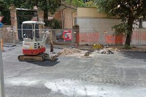 Rotatoria su Canal Del Rio appena asfaltata già trivellata per sistemare tubi dell'acqua
