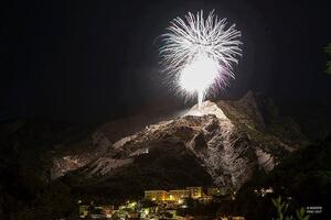 Notte di San Lorenzo con i fuochi d&#039;artificio di Torano Notte e Giorno: spettacolo pirotecnico offerto da Calacata Borghini