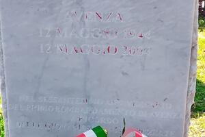 Iscrizione sbiadita e parco pieno di rifiuti nella commemorazione del bombardamento di Avenza. Avenza R-Esiste ricorda le vittime: “Meritavano di più”